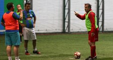 Spor Bakanı Osman Aşkın Bak, Halı Sahada Futbol Oynadı