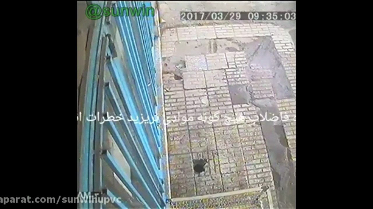 Il jette sa cigarette dans un trou sur le trottoir  et BOOOM... Impressionnant
