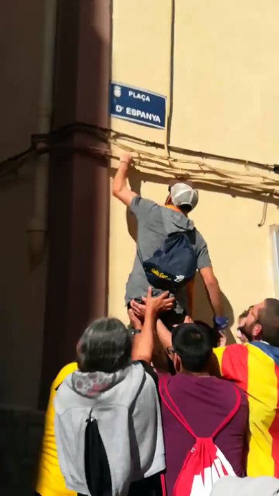 Separatistas arrancan la placa de Plaza España de Terrasa con la impunidad del gobierno del PSC