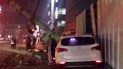 SUV, 승용차·전신주 등 잇달아 들이받아...누가 운전자인지 수사 / YTN