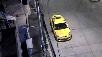 La extraña sombra que acecha al deportivo amarillo: ¿un fantasma?