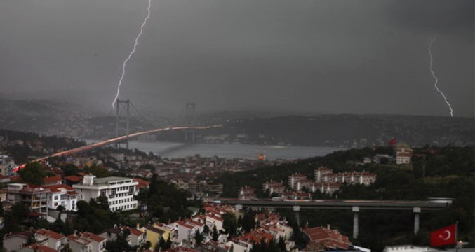 Meteoroloji Uyardı: İstanbul'da Öğle Saatlerinden İtibaren Sağanak Yağış Bekleniyor