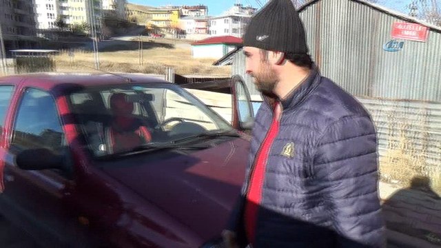 Kaybettiği kedisini ihbar üzerine otomobilinde uyurken buldu