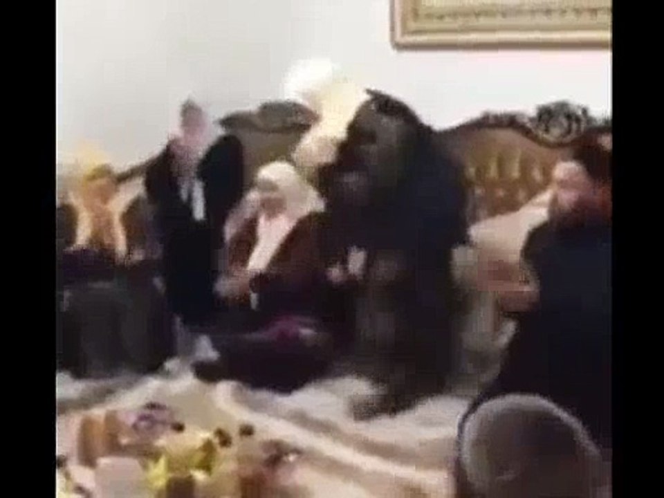 Kadın- erkek birlikte zikir yapıp, sosyal medyada paylaştılar