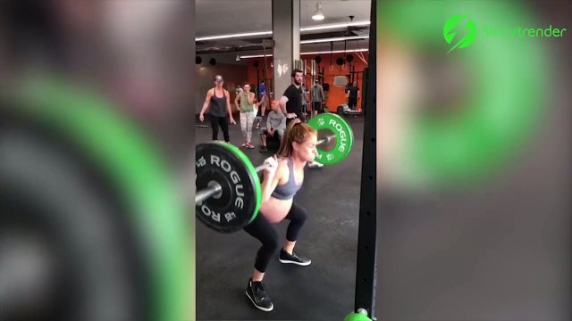 Cette femme enceinte fait de la muscu et soulève des barre très lourdes...