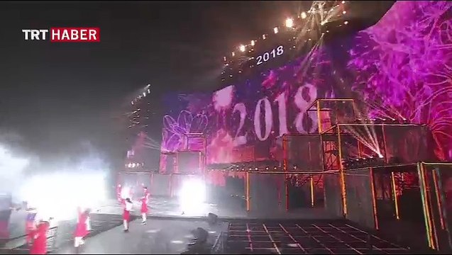 Dünya yeni yıla havai fişek ve ışık gösterileriyle girdi