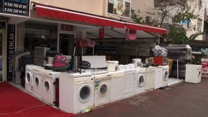 Onlarca eşyayı sokakta gören hırsız, neyi çalacağını şaşırdı... O anlar güvenlik kamerasında