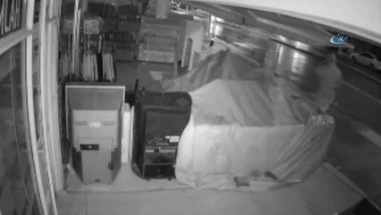 Onlarca Eşyayı Sokakta Gören Hırsız, Neyi Çalacağını Şaşırdı... O Anlar Güvenlik Kamerasında