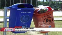 Petugas Bersihkan Sampah Berserakan di Monas Usai Malam Tahun Baru 2018