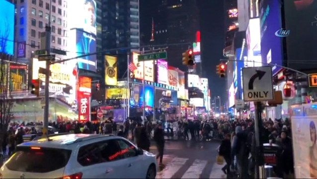 New York'ta Yeni Yıl Güvenlik Önlemleri Altında Kutlandı
