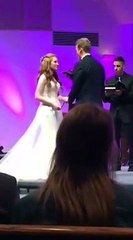 Un invité n’est visiblement pas très à l’aise au mariage