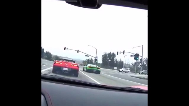 3 voitures de sport font la course sur autoroute
