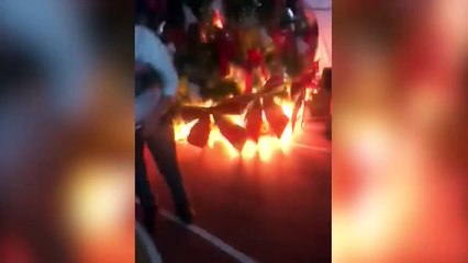 Un sapin de noel prend feu dans une soirée