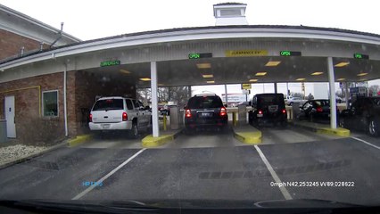 une voiture démarre en trombe et fait un saut