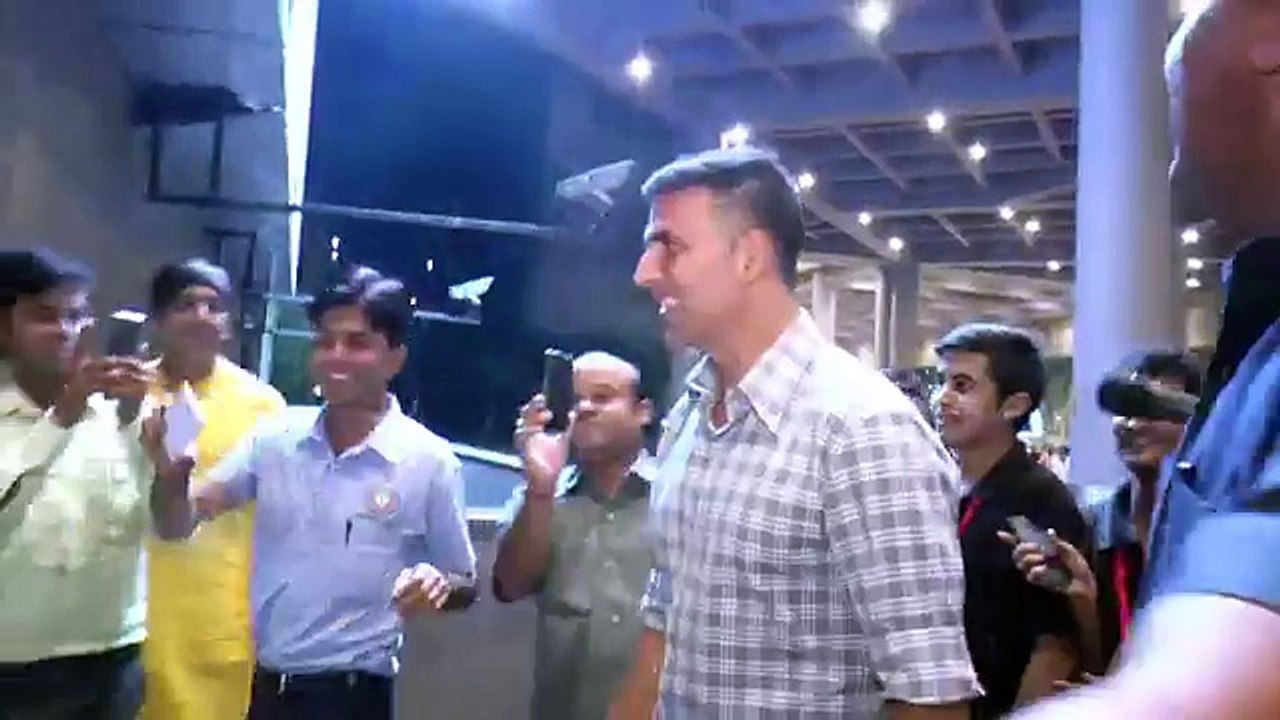 Akshay Kumar's Bodyguard Punches A Fan, what happened next?