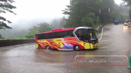 DIFFERENCES TO THE REGULAR BUS AND UNCOMMON PASS LINE SITINJAU LAUIK