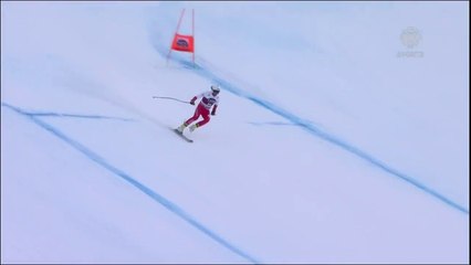 Le skieur Pawel Babicki finit sa descente sur un ski (Bormio)