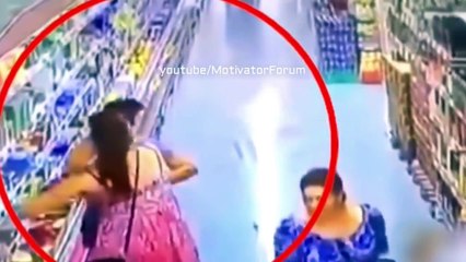 अगर आप अकेले हैं तो ही इस Video को देखिये घिनौने और अजीबोगरीब काम caught on CCTV camera  USA