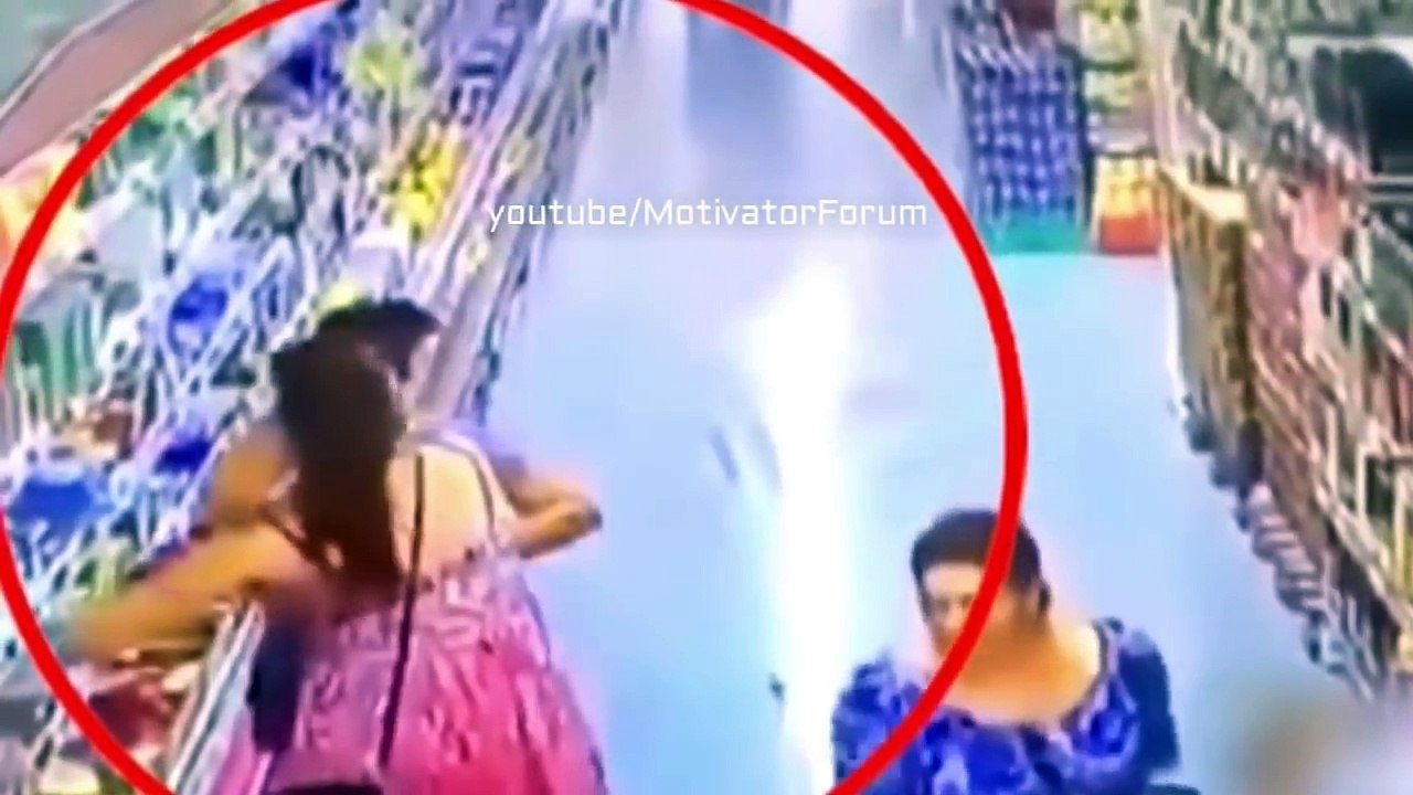 अगर आप अकेले हैं तो ही इस Video को देखिये घिनौने और अजीबोगरीब काम caught on CCTV camera  USA
