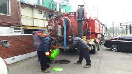목욕탕서 경유 유출...18시간 만에 제거 / YTN