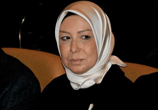 Umreden Dönen AK Parti'li Öznur Çalık, Başını Örttü