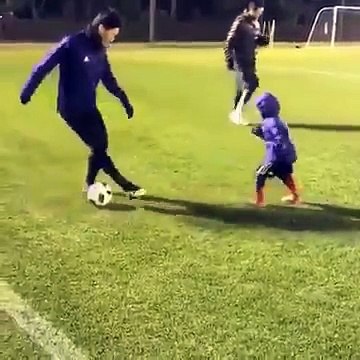 Shinji Kagawa fait tellement de petits-ponts à son fils qu'il le fait pleurer