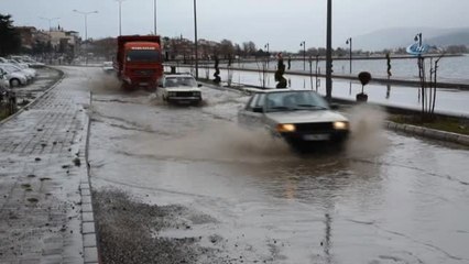 Gölete Dönen Yol Kazaya Davetiye Çıkarıyor