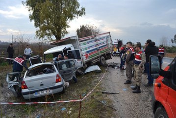 Kamyonetle Otomobil Çarpıştı: 3 Ölü, 4 Yaralı