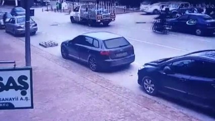 Kamyonetin Açılan Kapısına Çarpan Motosiklet Sürücüsü Yaralandı