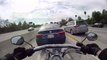 Un automobiliste change de voie au dernier moment et ce motard ne peut pas éviter la chute