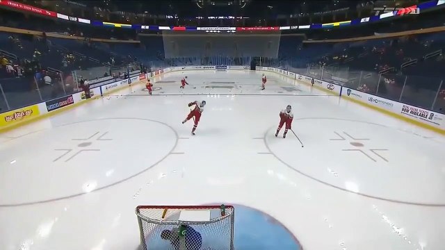 Ces hockeyeurs s'amusent à tirer sur un technicien qui fixe les cages et il ne va pas apprécier du tout