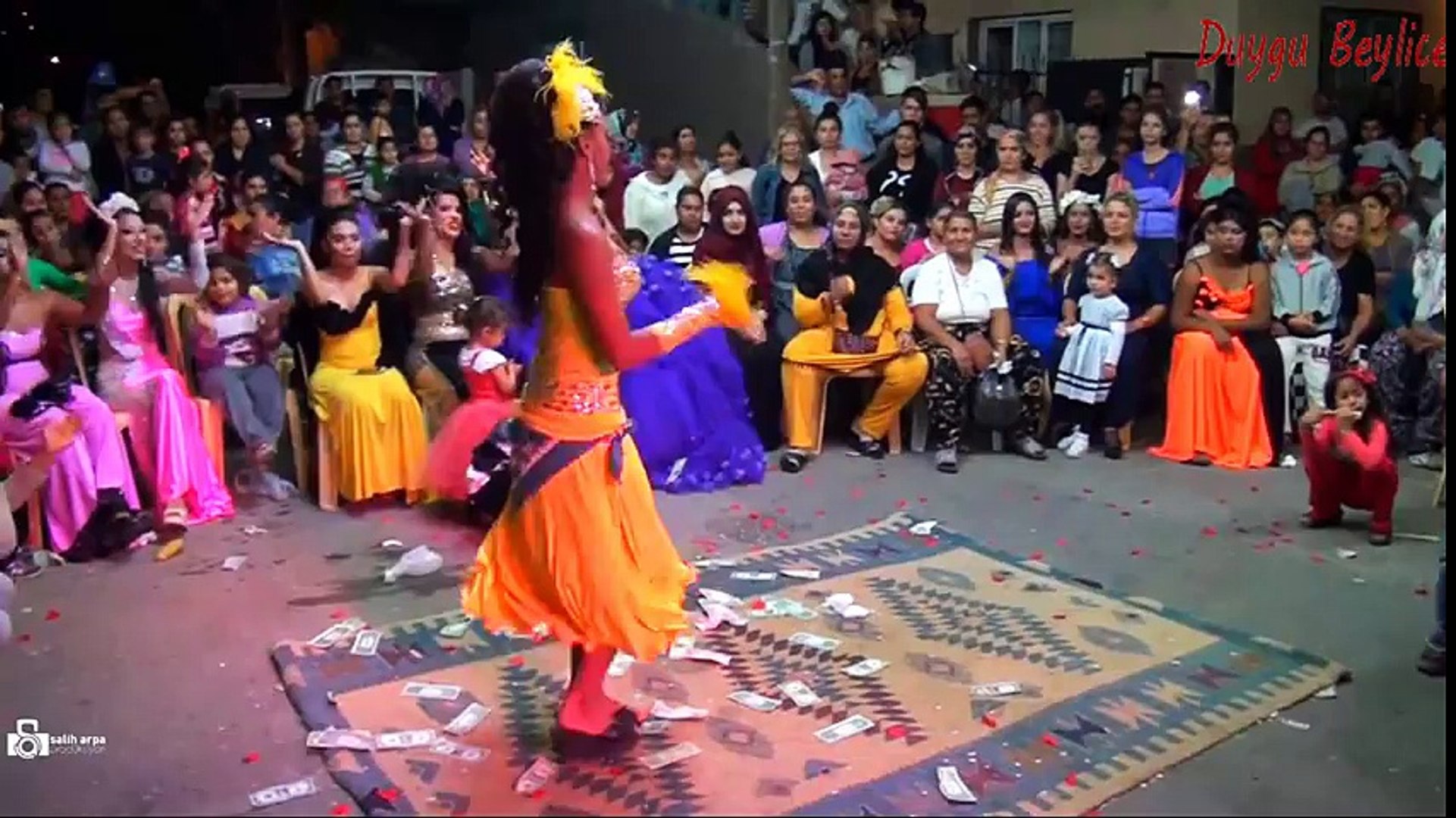 Roman Havası Severler | Sarı Kıyafetliye Dikkat - Dailymotion Video