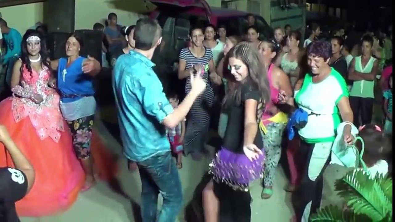 Roman Düğünleri Alışkanlık Yapar | Komşu Kızı Roman Havasıyla Coşuyor