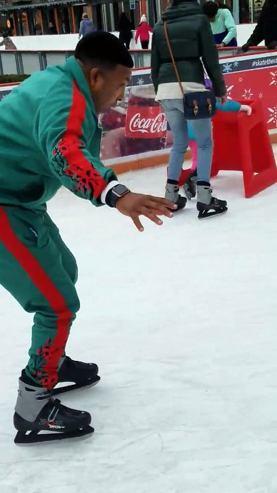Un homme fait du patin à glace pour la première fois
