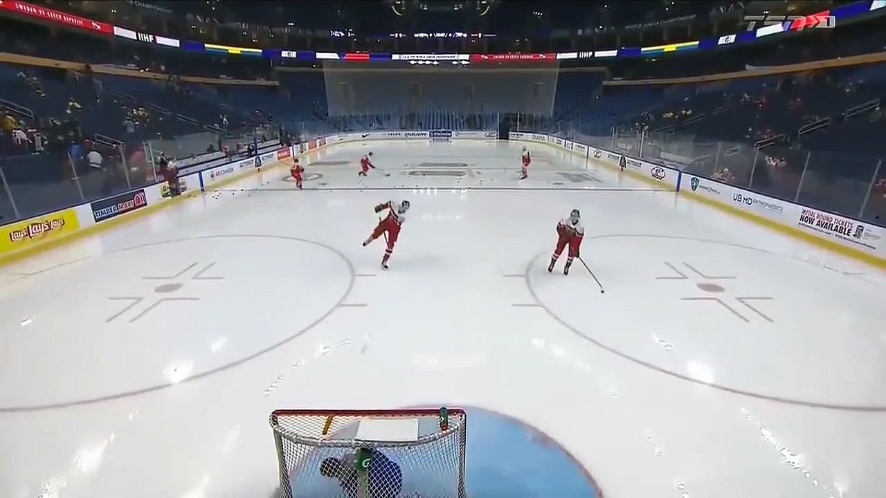 Des hockeyeurs s’amusent à tirer sur un technicien...