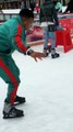 Etats-Unis : Un homme essaye du patin à glace ! Attention fou rire