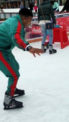 Etats-Unis : Un homme essaye du patin à glace ! Attention fou rire