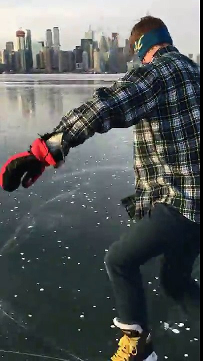 Faites du patin à glace sur l'eau gelée du port de Toronto au canada !