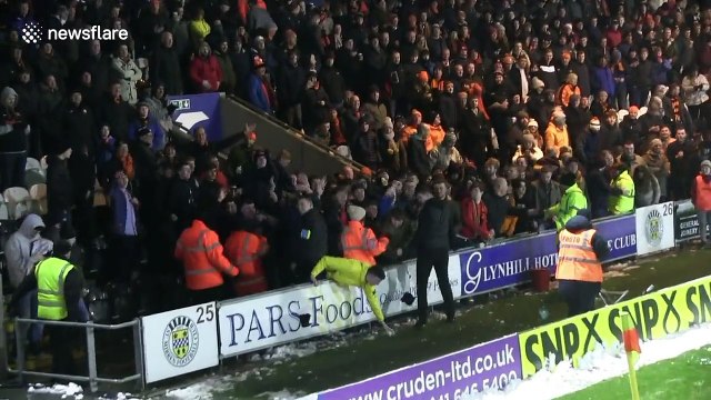 Echange de boules de neige entre supporters d'un match de Football en Ecosse !