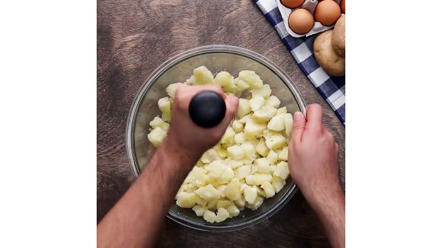 Gravy-Stuffed Mashed Potatoes (Duchesse)