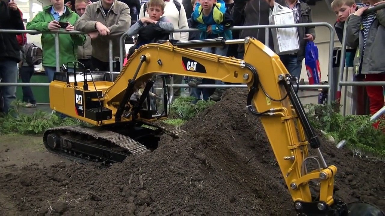 RC Excavator in HUGE 1/8 scale! 155 kg! R/C Caterpillar Action!