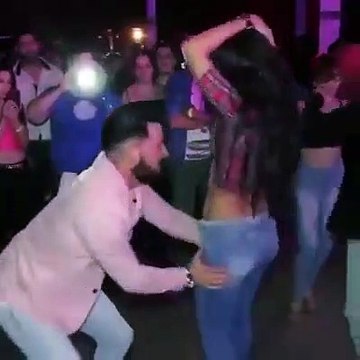Cette danseuse et son déhanché vont vous donner très chaud