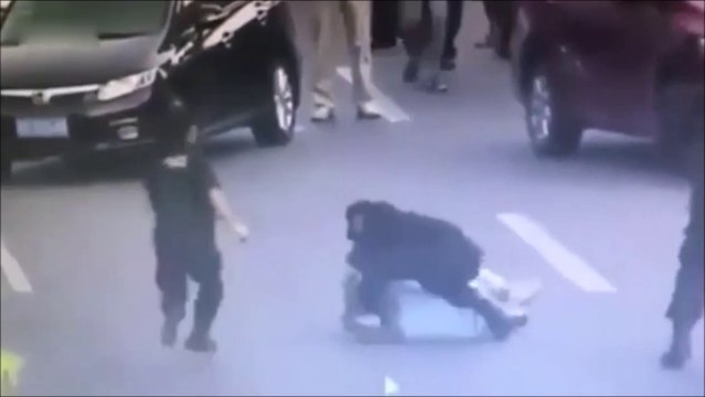 Cette policières chinoises neutralise un homme et c'est juste impressionnant...