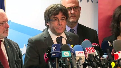 Puigdemont llama a Rajoy negociar con el gobierno catalán