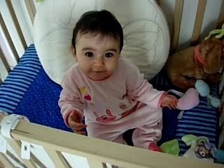 Angelina se met debout