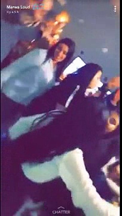 Marwa loud chante en arabe et sa soeur dance pendant le réveillon (2)