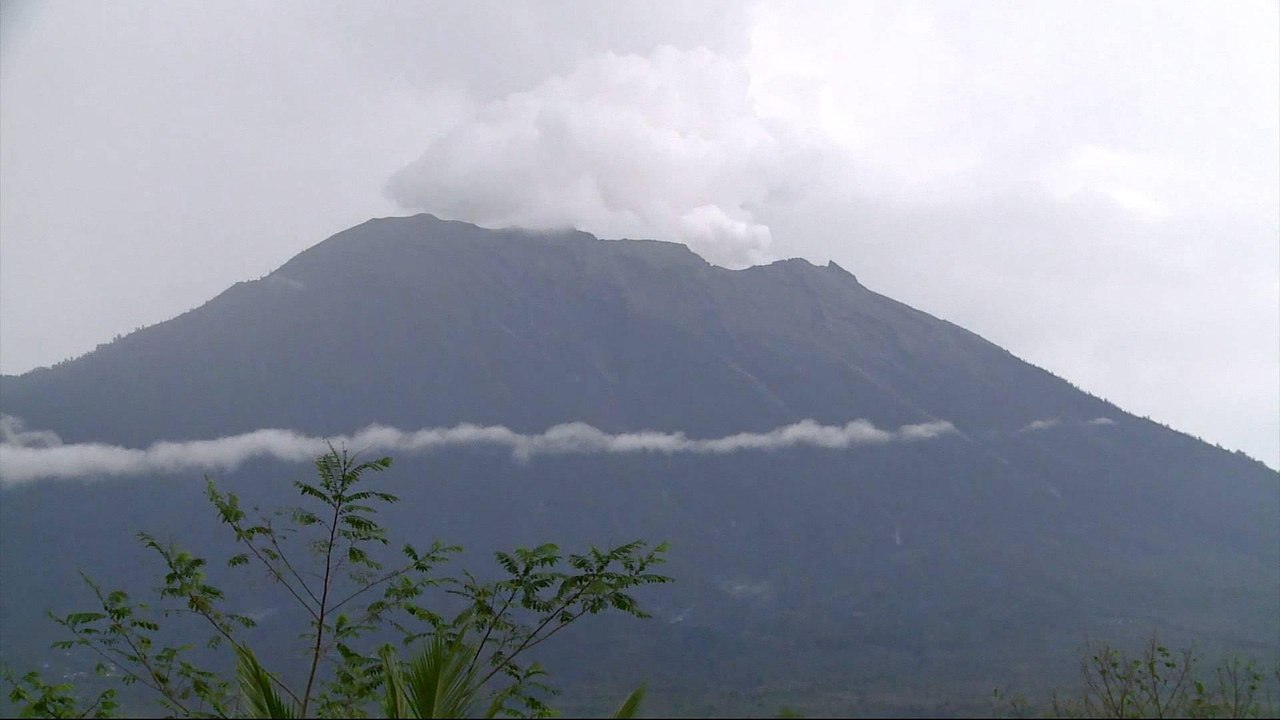 Bali volcano: Evacuees eager to return despite eruption danger
