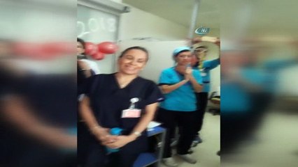 Doktor, kanser hastalarına moral için zeybek oynadı