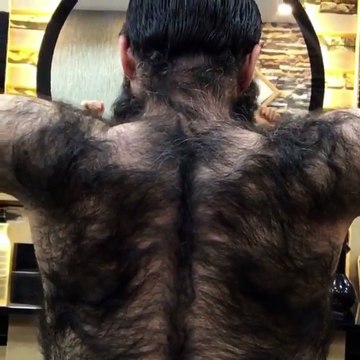 Oui cet homme est très très poilu... Dingue