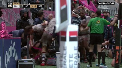 Les joueurs du Stade Français et l'UBB se bousculent sur le bord de touche